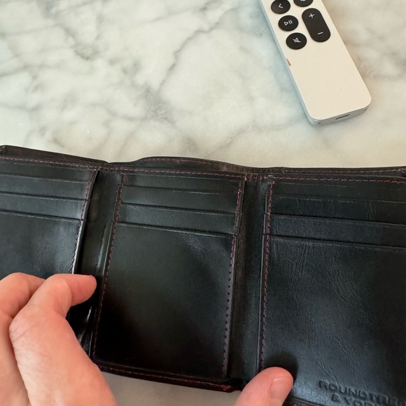 Roundtree & Yorke tri-fold wallet - Picture 3 of 15